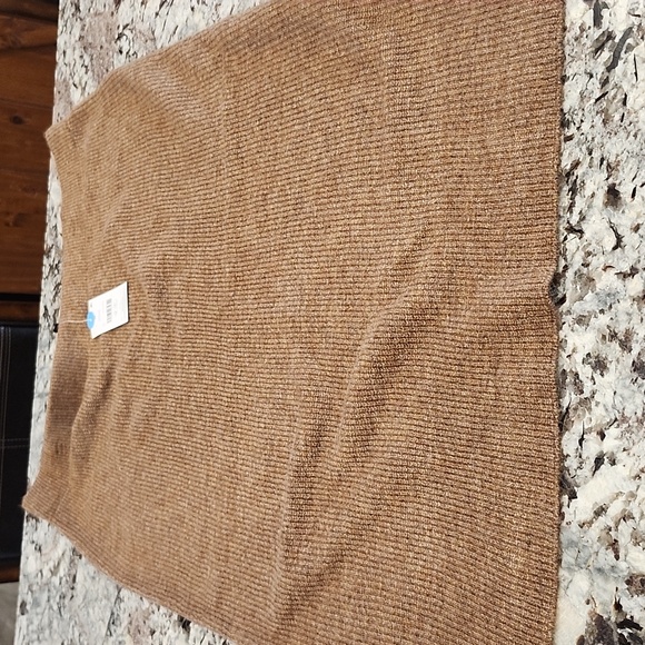 Brand new size 2x soft knit like skirt. With small slit in back. Perfect for fal - Picture 3 of 4